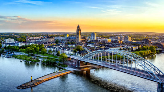 “8K breedbeeldfoto van de iconische Domtoren en historische grachten in Utrecht, Nederland, met karakteristieke architectuur en sfeervolle binnenstad – professionele landmarkfoto voor meubels herstofferen en meubelstoffering in Utrecht.”