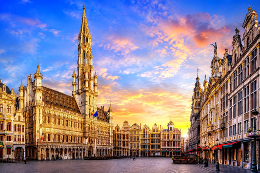 “8K panoramic view of the Grand Place in Brussels, Belgium with historic architecture and golden facades at sunset – landmark image for meubelstoffering and furniture upholstery services in België.”
