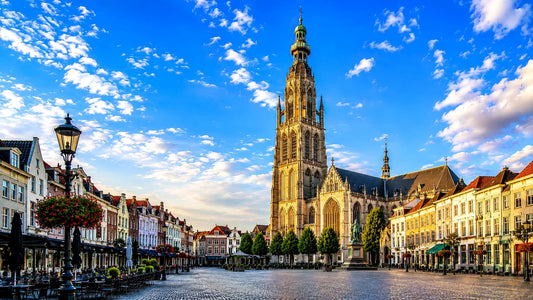 “8K breedbeeldfoto van de Grote Kerk op de Grote Markt in Breda, Nederland, met historische gevels en sfeervolle architectuur bij zonsondergang – professionele landmarkfoto voor meubels herstofferen en meubelstoffering in Breda.”