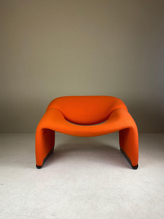 Hoogwaardige bekleding voor een opvallende designfauteuil met organische vormen