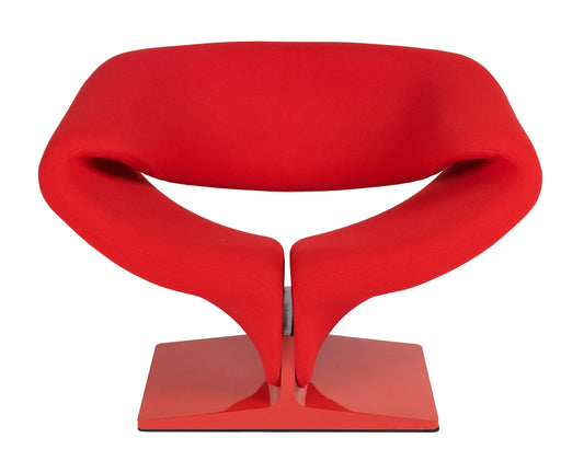 Vakkundige herstoffering voor een iconische designfauteuil met vloeiende lijnen